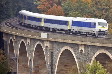 Leipzig: Im Zug von Chemnitz nach Leipzig: Mann lässt Hose runter und verletzt mehrere Personen