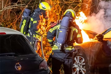 Leipzig: Auto geht in Flammen auf: Mazda brennt in Gohlis komplett aus