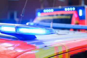 Biker prallt gegen abgestelltes Auto und wird auf Fahrbahn geschleudert