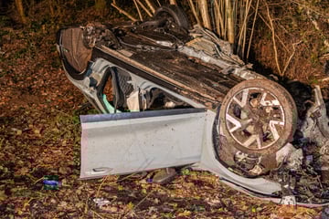 Mit Sommerreifen? Audi überschlägt sich, Fahrer schwer verletzt
