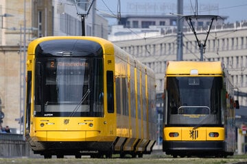 Dresden: Auf Weg zum Einsatz: Dresdner Kameraden entdecken Rauch und evakuieren Straßenbahn