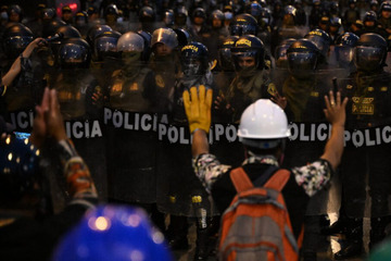Heftige Proteste in Peru: Polizei setzt Tränengas ein, Demonstranten wollen "Kampf nicht aufgeben"