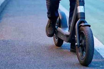 E-Scooter-Fahrer packt Penis aus und befriedigt sich selbst: Frau schreit ihn in die Flucht