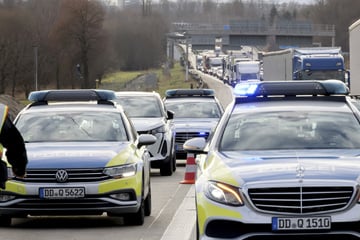 Unfall A72: Stau-Gefahr! Sperrung nach Unfall auf A72 bei Chemnitz