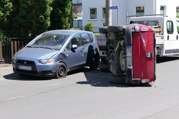 Unfall in Grimma: Plötzlich lag der Dacia auf der Seite