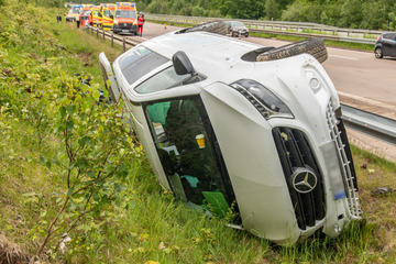 Unfall A4: Kleintransporter kracht auf A4 gegen Leitplanke, zwei Personen im Krankenhaus