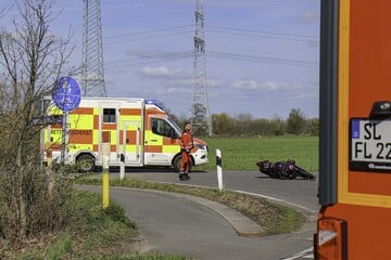 Überholmanöver geht schief: Motorradfahrer stirbt bei Kollision mit Opel