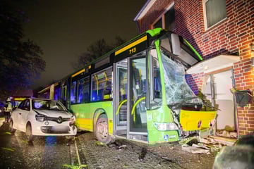 Bus rast in Hauswand: Sieben Verletzte bei heftigem Unfall in NRW