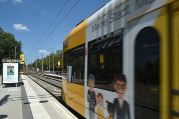 Straßenbahn fährt in Klotzsche gegen Bus: Wer hat etwas gesehen?