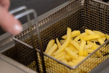 "Fette" Beute in Franken: Unbekannte ergaunern tonnenweise altes Öl einer Fast-Food-Kette