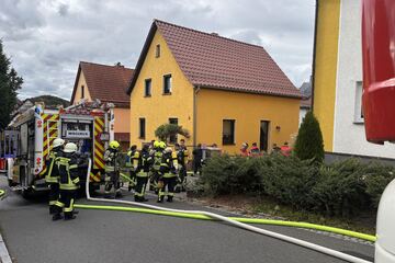 Feuer in Wohnhaus bricht mehrfach aus: Ermittler rechnen mit enormem Schaden