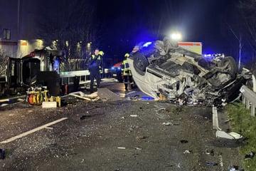 Tödlicher Unfall: Transporter-Fahrer gerät in Gegenverkehr