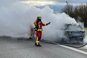 Unfall A4: Vollsperrung auf A4 - Fahrzeug in Brand