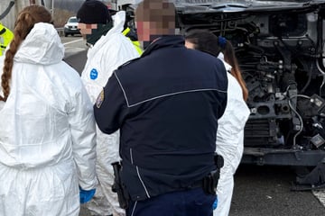 Hühner-Transport kracht gegen Lastwagen: Stundenlange Sperrung und Stau auf der A480