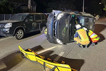 Volltrunken am Steuer: Fahrer kracht in parkendes Auto und kippt um