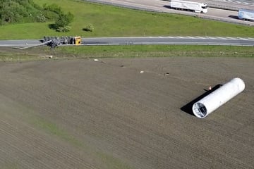 Unfall A1: Schwertransport kippt und verliert seine Ladung: Zubringer zur A1 stundenlang gesperrt