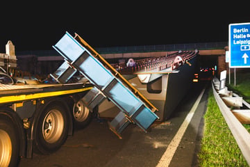 Unfall A9: Schwerlasttransport verliert Ladung! Hier liegt ein Brückenteil auf der Autobahn