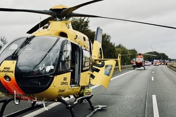 Schwerer Unfall auf A52: Zwei Menschen müssen aus Wrack gerettet werden