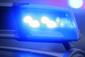 Unfall A7: Vollsperrung wegen heftigem Niesanfall: Lkw-Ladung legt Autobahn lahm