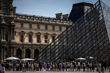 Kuriose Aktion im Louvre: Zwei Deutsche hängen eigene Bilder nahe Mona Lisa auf