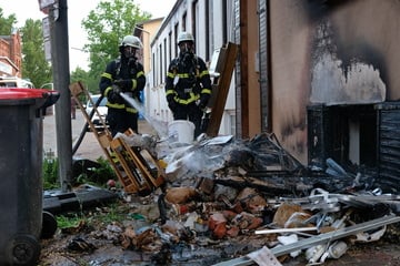 Hamburg: Feuer vor Mehrfamilienhaus: Teile der Hausfassade und Fenster zerstört