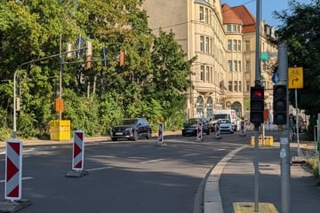 Radler missachtet Vorfahrt und kracht mit Renault zusammen