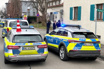 Mann schießt mit Waffe von Hotel-Balkon: SEK muss anrücken!