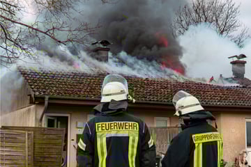 Dichter Rauch und riesige Flammen: Unterkunft für Obdachlose in Brand