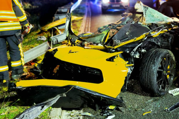 Corvette rast unter Leitplanke: Gelber Flitzer nach heftigem Autobahn-Unfall nur noch Schrott!