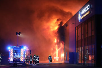 Großbrand bei Luftfahrt-Unternehmen: Lagerhalle steht lichterloh in Flammen