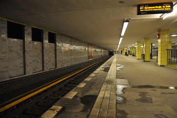 Berlin: Mann bedroht Security an Bahnsteig mit Messer: Polizisten ziehen Waffen