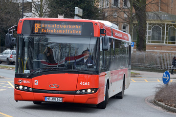 Verkehrsunfall mit Linienbus: Mehrere Menschen verletzt