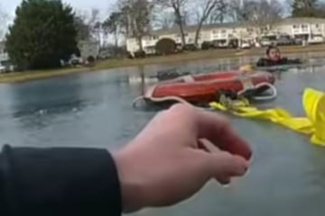 Eis bricht ein: Polizisten retten Kind (8) in letzter Sekunde