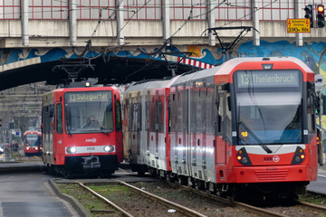 Köln: Straßenbahn mit Steinen beschmissen und beschädigt: Wer kann wichtige Hinweise liefern?