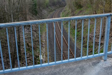 Von einer Brücke aus: Teenager bewerfen fahrenden Zug mit Böllern