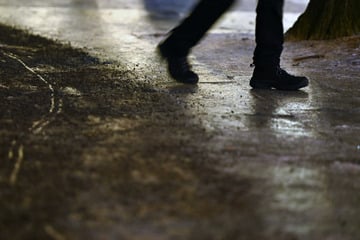 Fußgängerin an Kreuzung von Motorrad erfasst: Zwei Menschen schwer verletzt