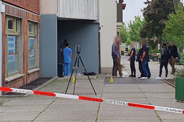 Horrorfund in Halle: Frau entdeckt Leiche vor Wohnhaus