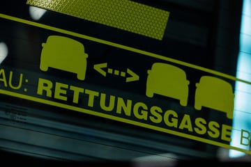 Unfall A8: Unfall auf A8: Polizei mahnt, Rettungsgasse zu bilden