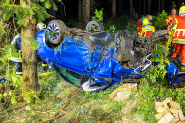 Heftiger Crash im Erzgebirge: Skoda überschlägt sich, Frau (24) schwer verletzt