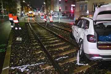 BMW kracht beim Abbiegen in Stadtbahn: Fünf teils Schwerverletzte in Stuttgart