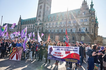 Weltfrauentag: Tausende Menschen gehen in Hamburg auf die Straße