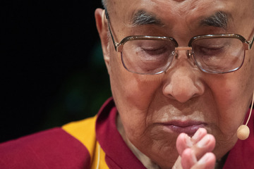 Dalai Lama küsst kleinen Jungen und fordert ihn auf, seine Zunge zu lutschen