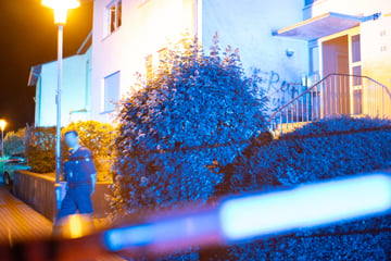 Brandanschlag auf Haus: Lauter Knall und Flammen sorgen für Großeinsatz