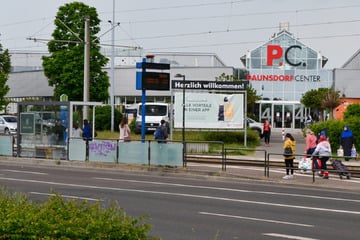 Unfall am Paunsdorf Center: Opel erfasst Passantin an Haltestelle