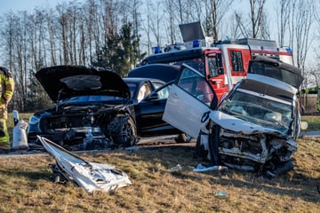Benz und Citroën krachen frontal ineinander: Frau schwebt nach Unfall in Bayern in Lebensgefahr
