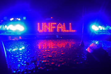 23-Jähriger kracht auf Landstraße gegen Baum und wird eingeklemmt