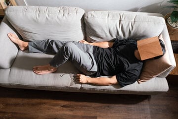 Ungebetener Besuch: Mann entdeckt fremden Übernachtungsgast auf seiner Couch