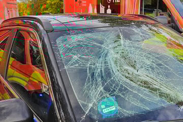 Leipzig: Heftiger Zusammenstoß in Leipzig: Auto erfasst zwei Radfahrer