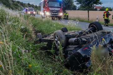 Kurioser Suff-Unfall in Sachsen: Toyota-Fahrer flieht nach Dachlandung!