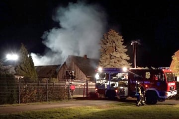 Wohnhaus bei Oebisfelde steht in Flammen: Feuerwehr hat mit Problemen zu kämpfen